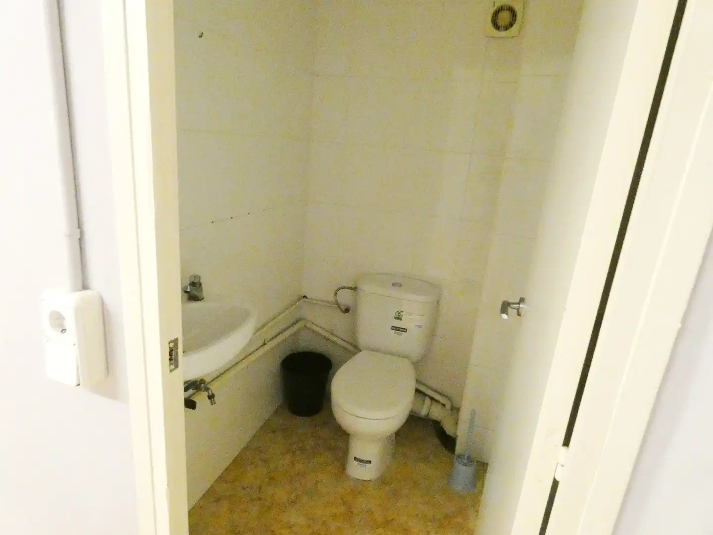 Baño de Local en venta en Cerdanyola del Vallès