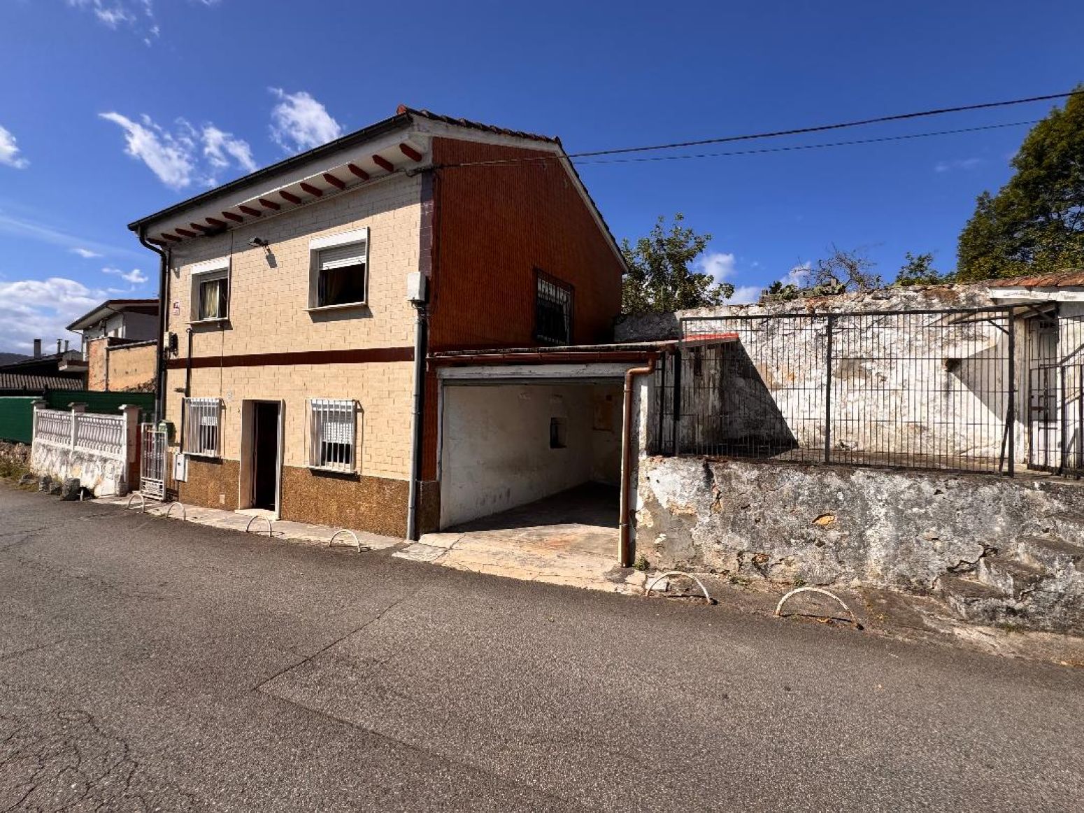 Vista exterior de Casa o xalet en venda en Siero amb Calefacció i Terrassa