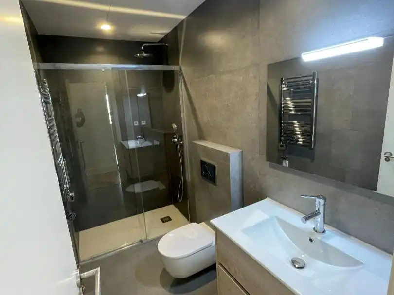 Badezimmer von Wohnung zur Miete in  Madrid Capital mit Klimaanlage, Terrasse und Balkon