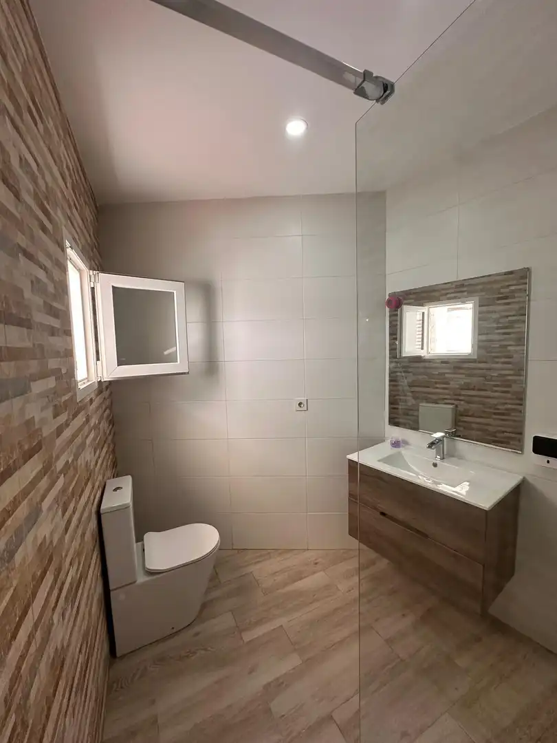 Badezimmer von Erdgeschoss zur Miete in Torrent mit Klimaanlage, Heizung und Terrasse