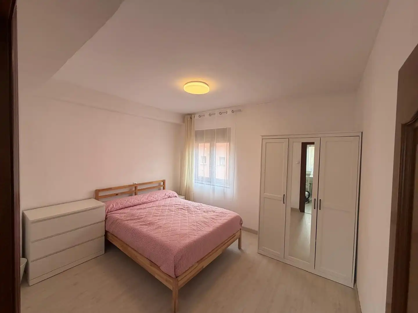 Dormitori de Pis en venda en Gijón  amb Parquet, Terrassa i Moblat