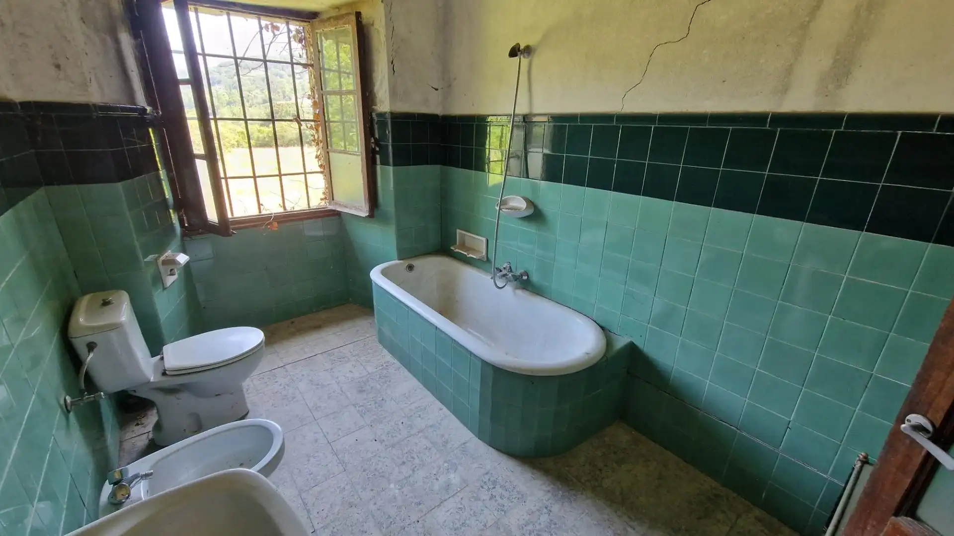 Bany de Finca rústica en venda en Lena amb Jardí privat, Terrassa i Balcó