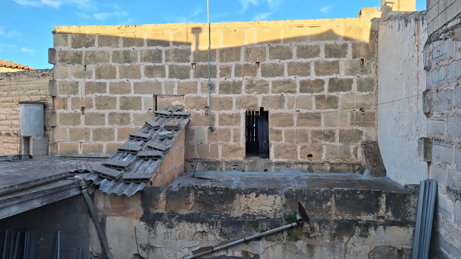 Außenansicht von Einfamilien-Reihenhaus zum Verkauf in Sant Llorenç des Cardassar mit Terrasse und Abstellraum