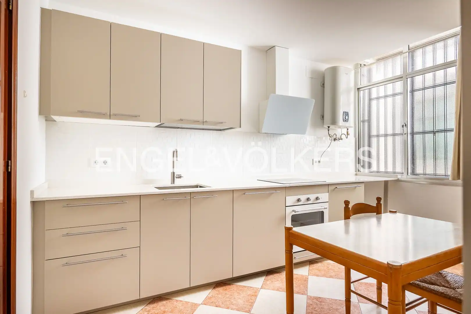 Kitchen of Flat for sale in Sevilla  with Heating, Terrace and Storage room