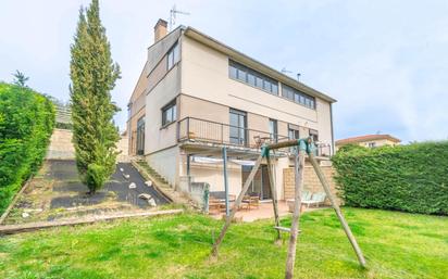 Vista exterior de Casa adosada en venda en Beriáin amb Calefacció, Jardí privat i Terrassa