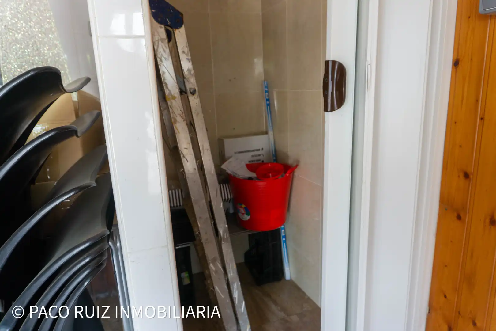 Dormitori de Local en venda en Almería amb Aire condicionat i Moblat
