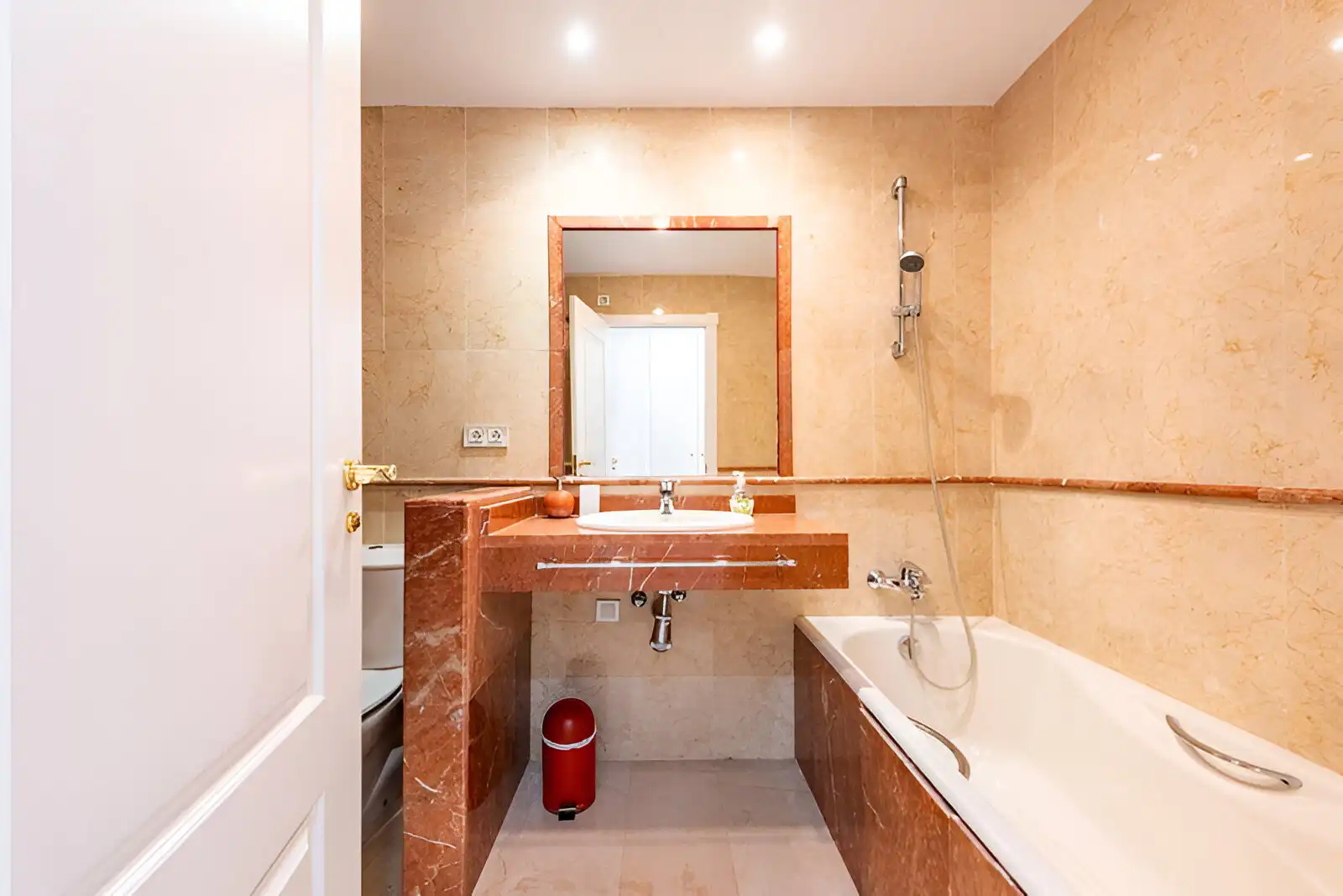 Badezimmer von Erdgeschoss zum Verkauf in Estepona mit Klimaanlage, Terrasse und Abstellraum