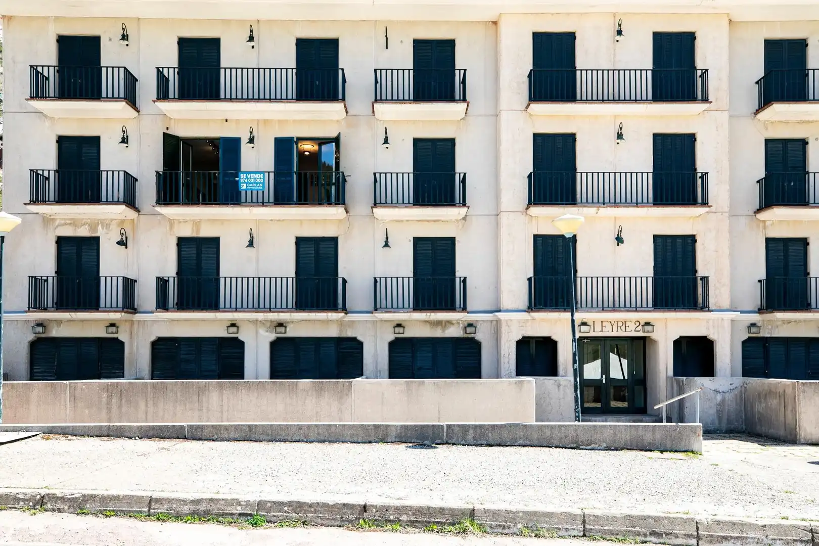 Außenansicht von Wohnung zum Verkauf in Aisa mit Heizung, Terrasse und Abstellraum