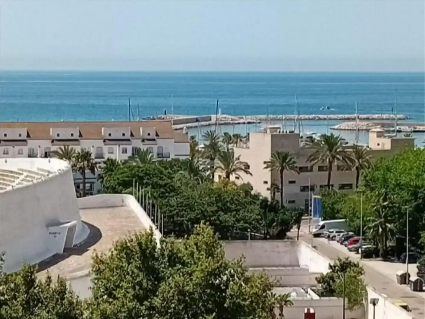 Außenansicht von Wohnung zur Miete in Estepona mit Klimaanlage, Abstellraum und Schwimmbad