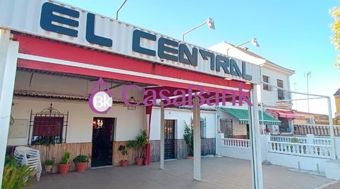 Ref. 27891 Zona Cerro Muriano Actualmente con licencia de bar en uso con gran porche delantero y magnifico patio trasero de 113m2.