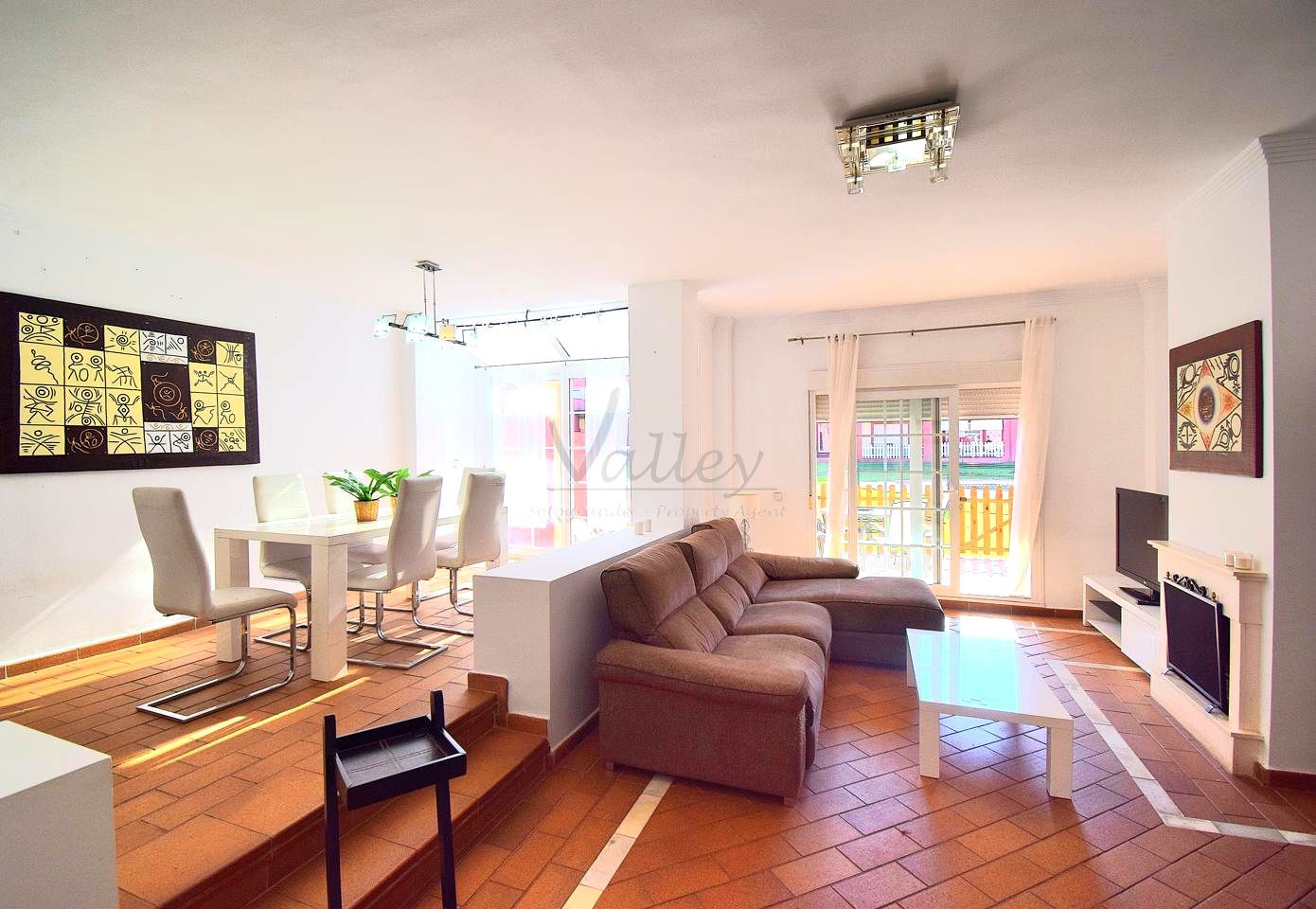 Sala d'estar de Casa adosada en venda en Sotogrande amb Aire condicionat, Jardí privat i Terrassa