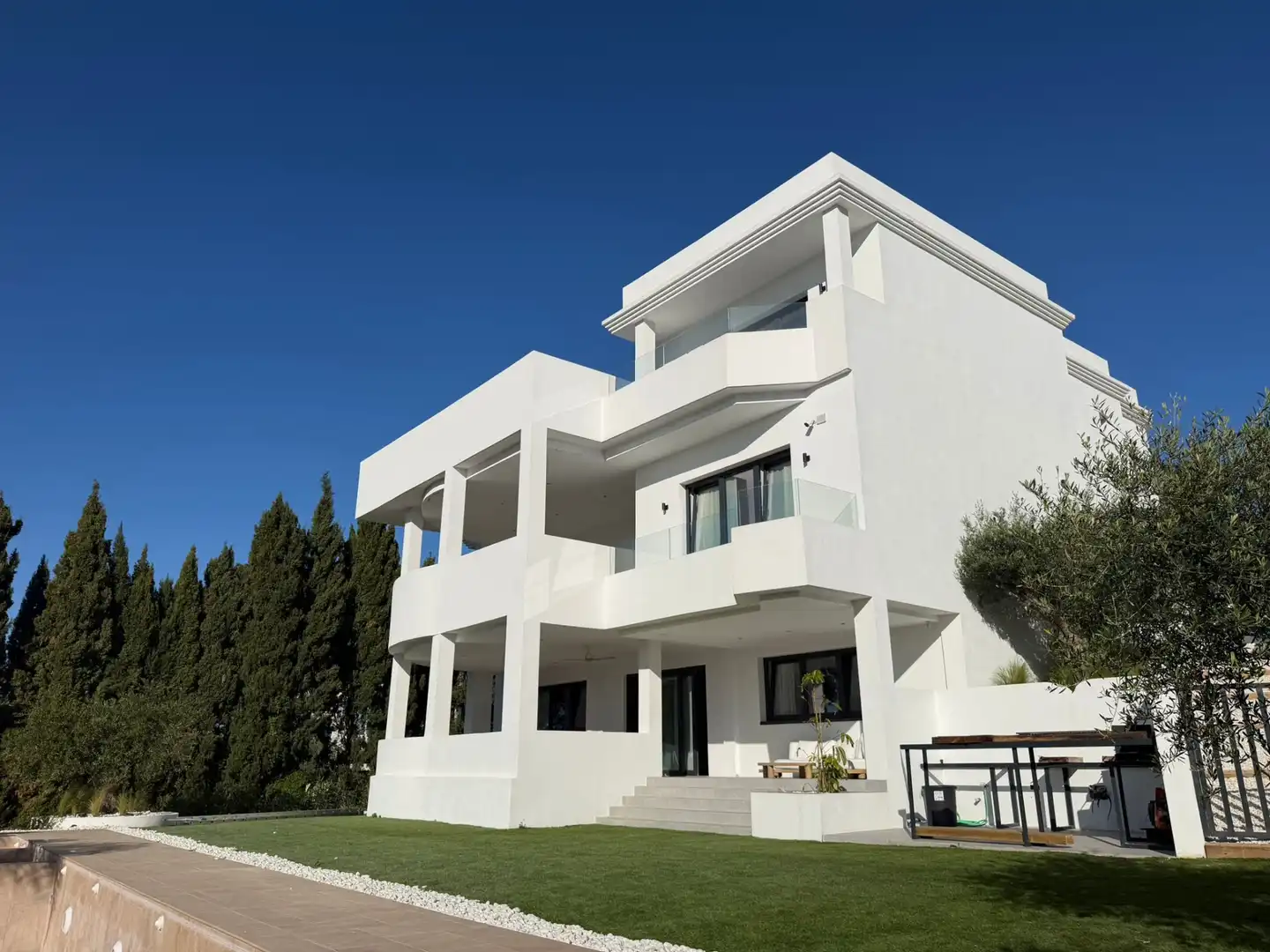 Außenansicht von Haus oder Chalet zur Miete in Sotogrande mit Klimaanlage, Privatgarten und Terrasse