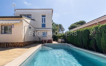 Piscina de Casa o xalet en venda en Chiva amb Aire condicionat, Terrassa i Piscina