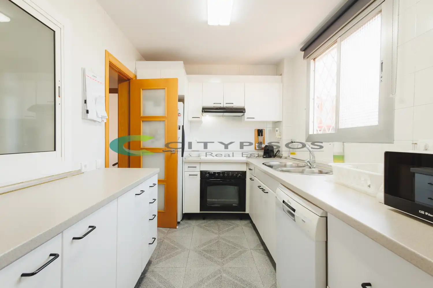 Kitchen of Flat for sale in Barcelona  with Air Conditioner and Oven