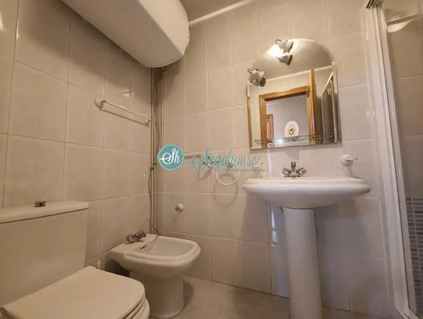 Baño de Piso de alquiler en San Cristóbal de Segovia con Calefacción, Parquet y Amueblado