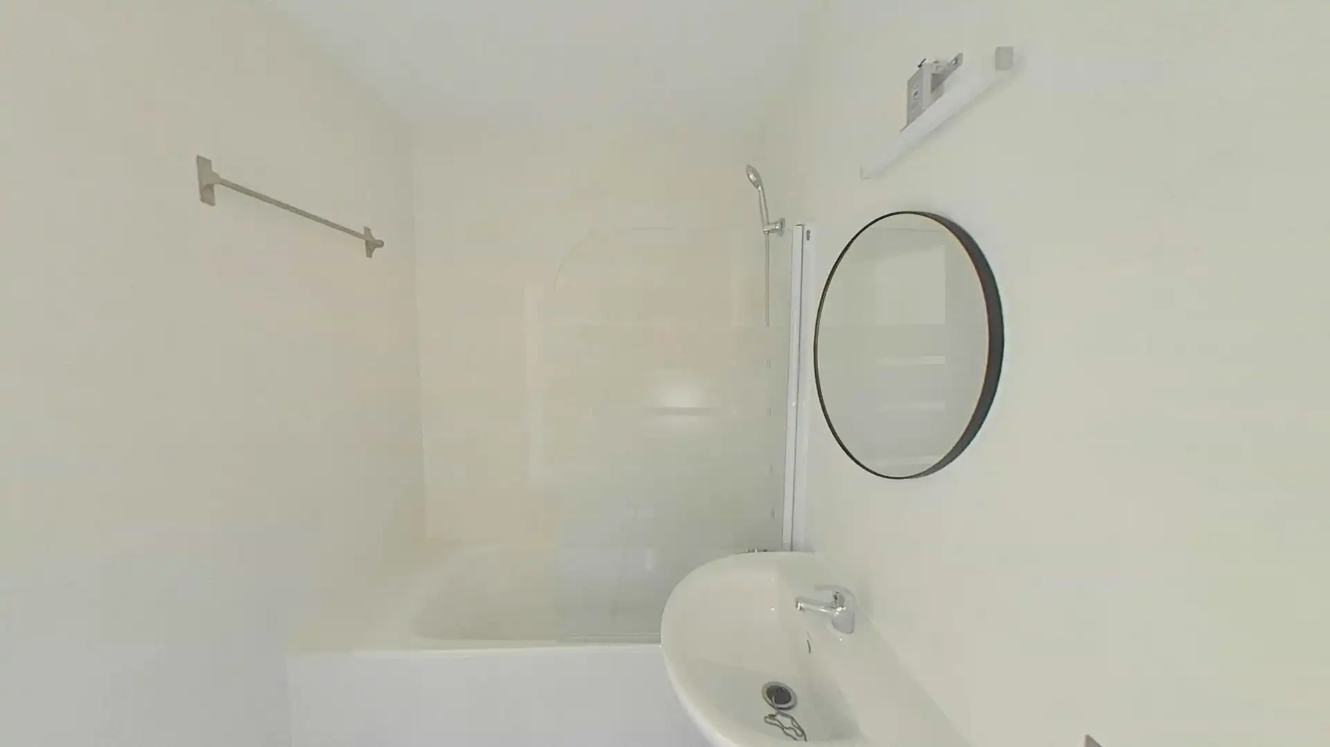 Badezimmer von Wohnungen zum Verkauf in Manilva mit Abstellraum und Schwimmbad