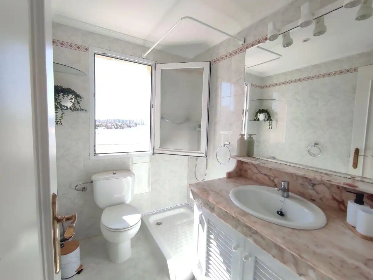Baño de Apartamento de alquiler en La Manga del Mar Menor con Calefacción, Terraza y Piscina comunitaria