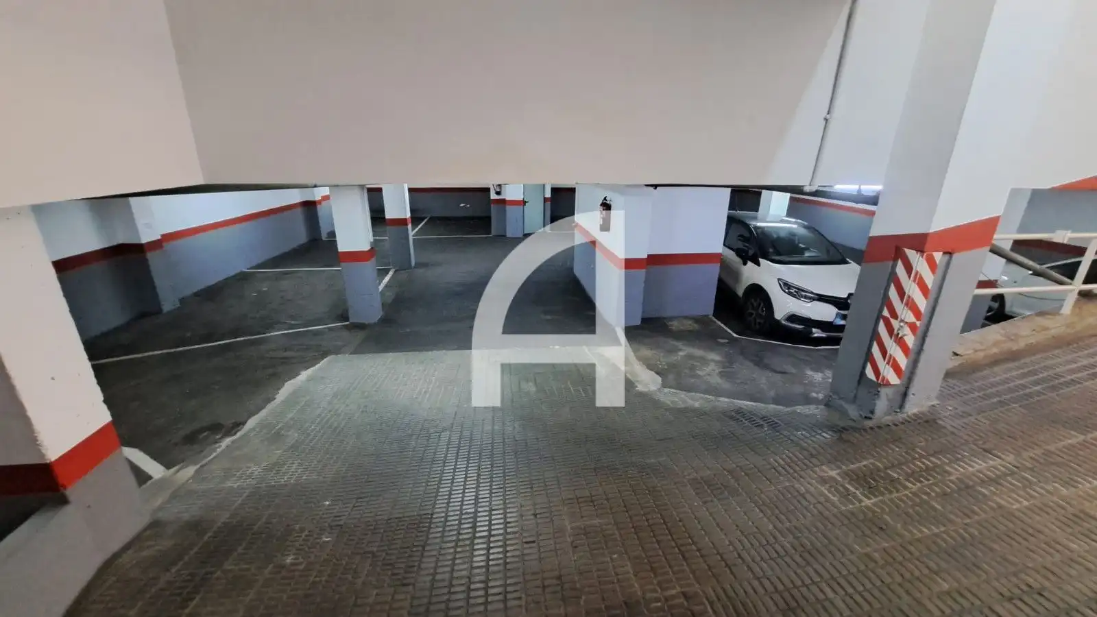 Parking de Piso en venta en Terrassa con Calefacción y Terraza