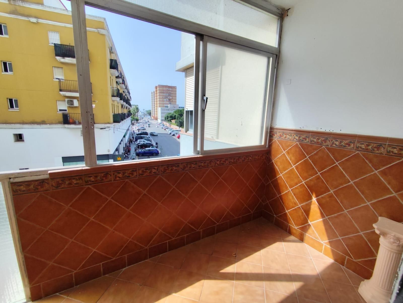 Außenansicht von Wohnung zum verkauf in La Línea de la Concepción mit Balkon