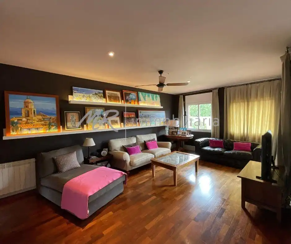 Wohnzimmer von Dachboden zum Verkauf in Vallromanes mit Heizung, Terrasse und Abstellraum