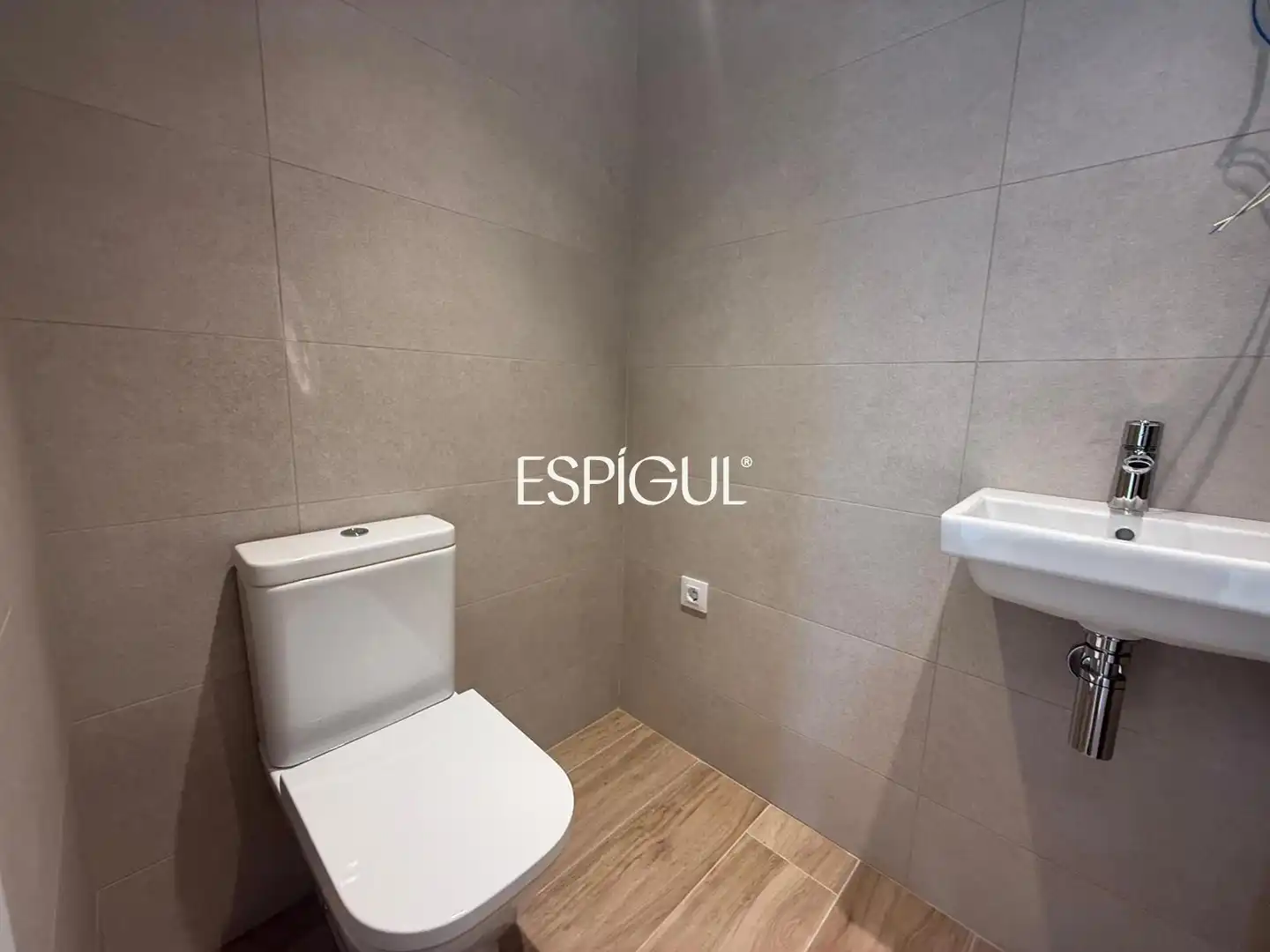 Badezimmer von Wohnung zur Miete in Girona mit Heizung, Terrasse und Abstellraum