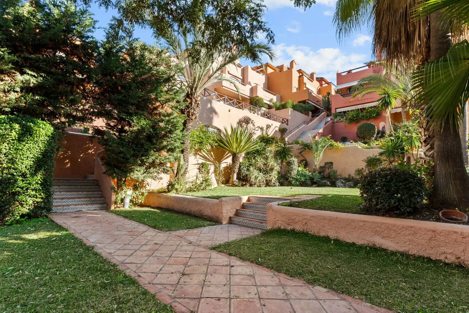Jardí de Casa adosada en venda en Marbella amb Aire condicionat, Terrassa i Moblat