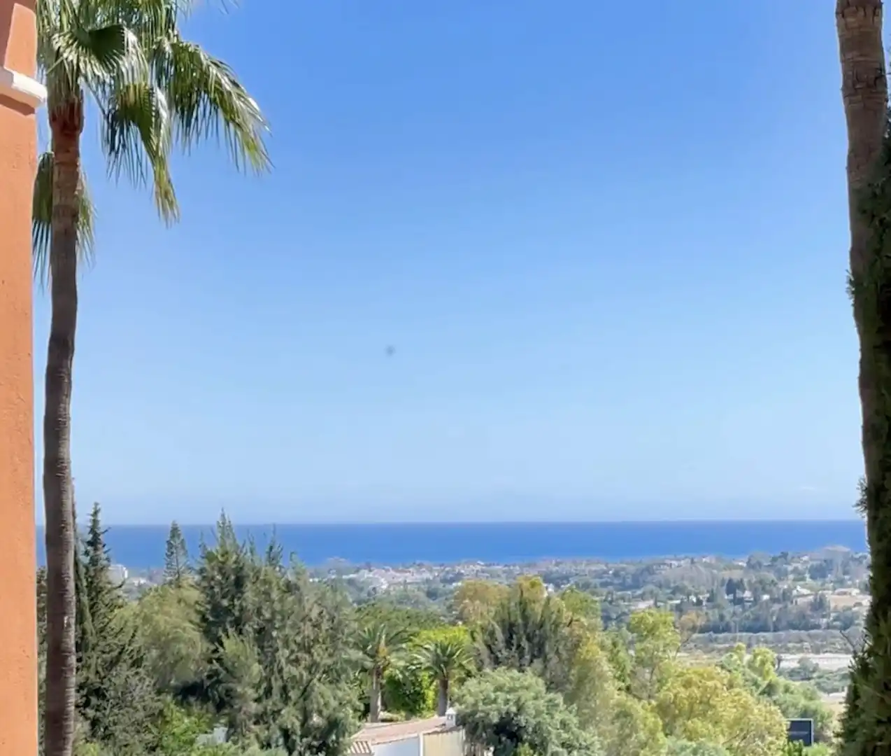 Vista exterior de Apartamento en venta en Benahavís con Terraza, Amueblado y Piscina comunitaria