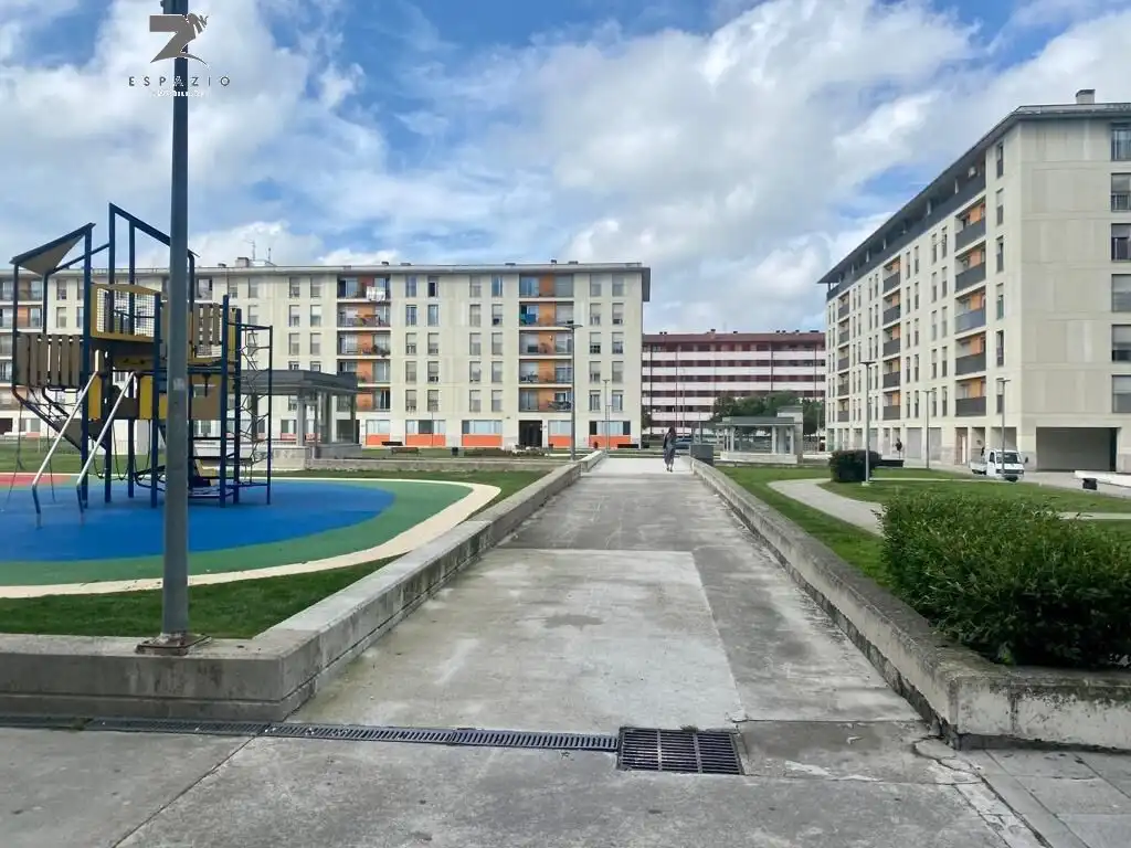 Außenansicht von Garage zum Verkauf in Santander