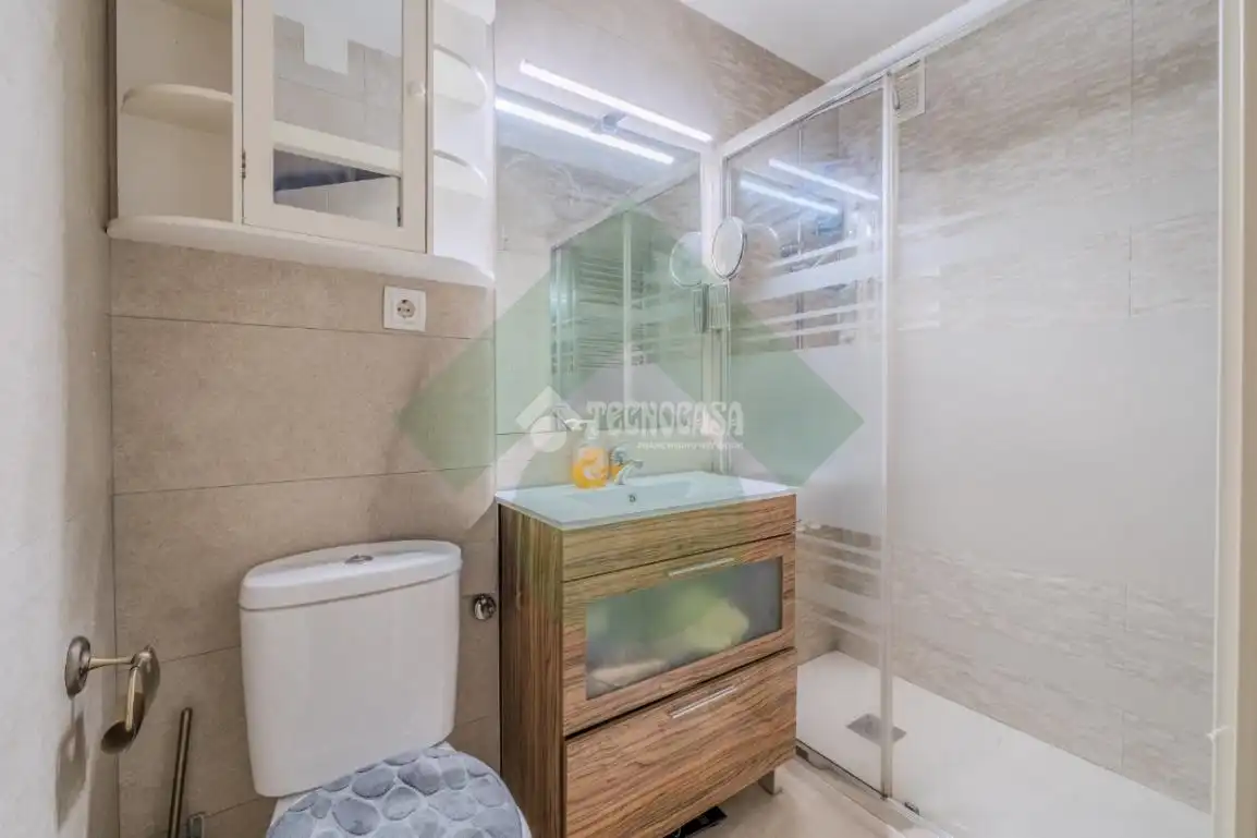 Bathroom of Flat for sale in Madrid  with Air Conditioner and Heating