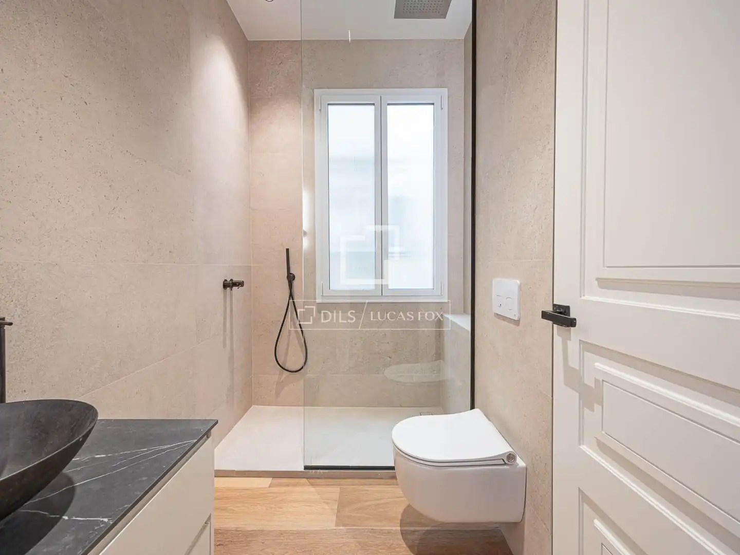 Badezimmer von Wohnung zum Verkauf in Barcelona mit Klimaanlage, Heizung und Balkon