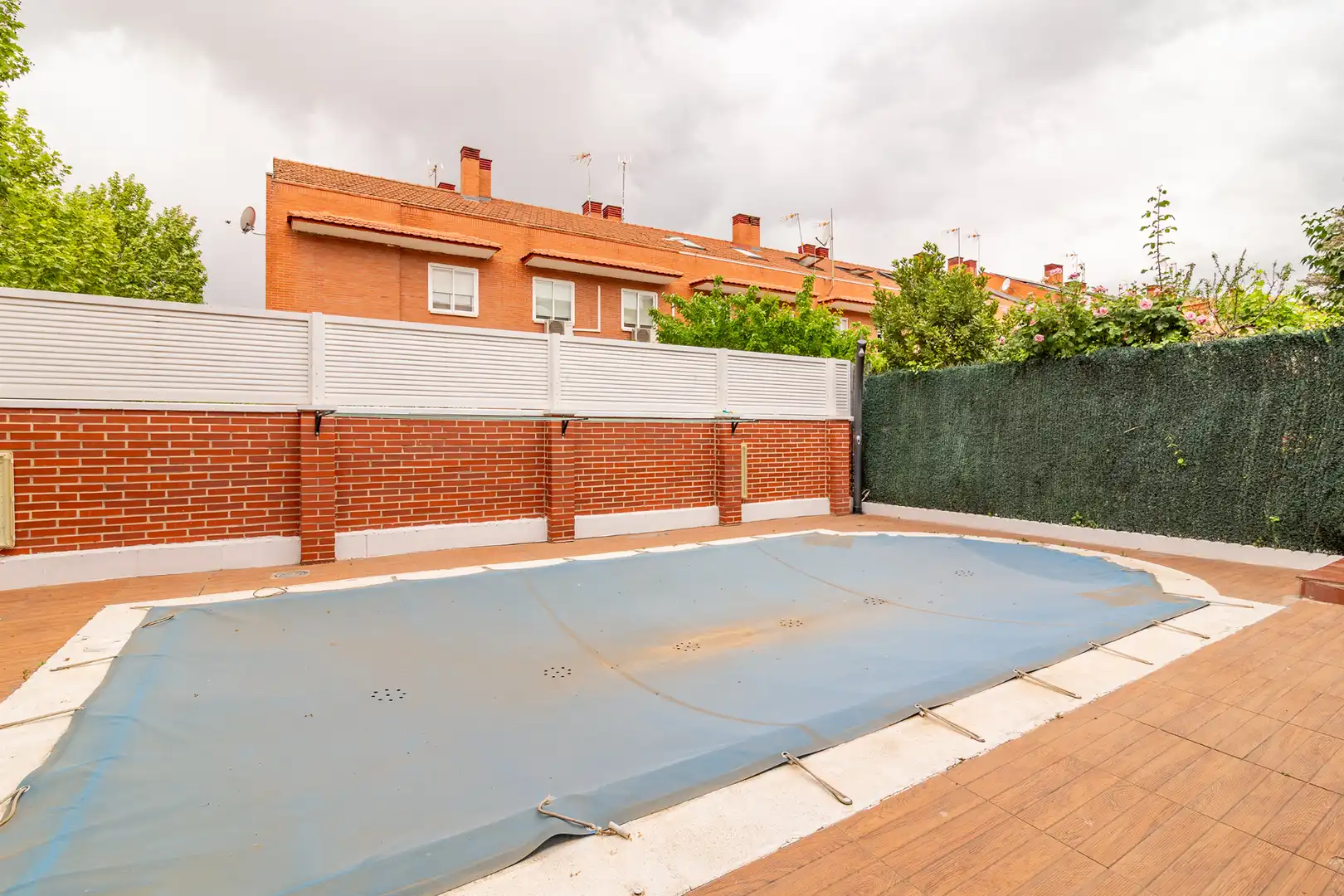 Piscina de Casa adosada en venda en Móstoles amb Aire condicionat, Jardí privat i Piscina