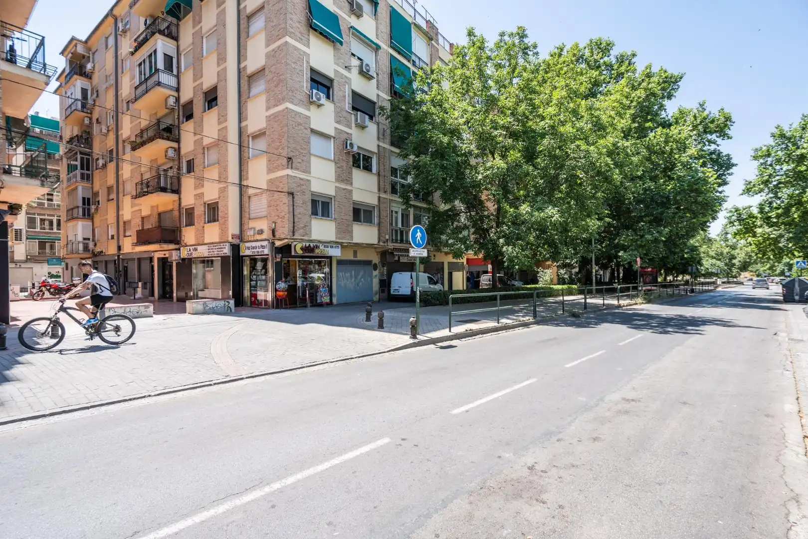 Vista exterior de Piso en venta en Granada con Aire acondicionado, Calefacción y Parquet