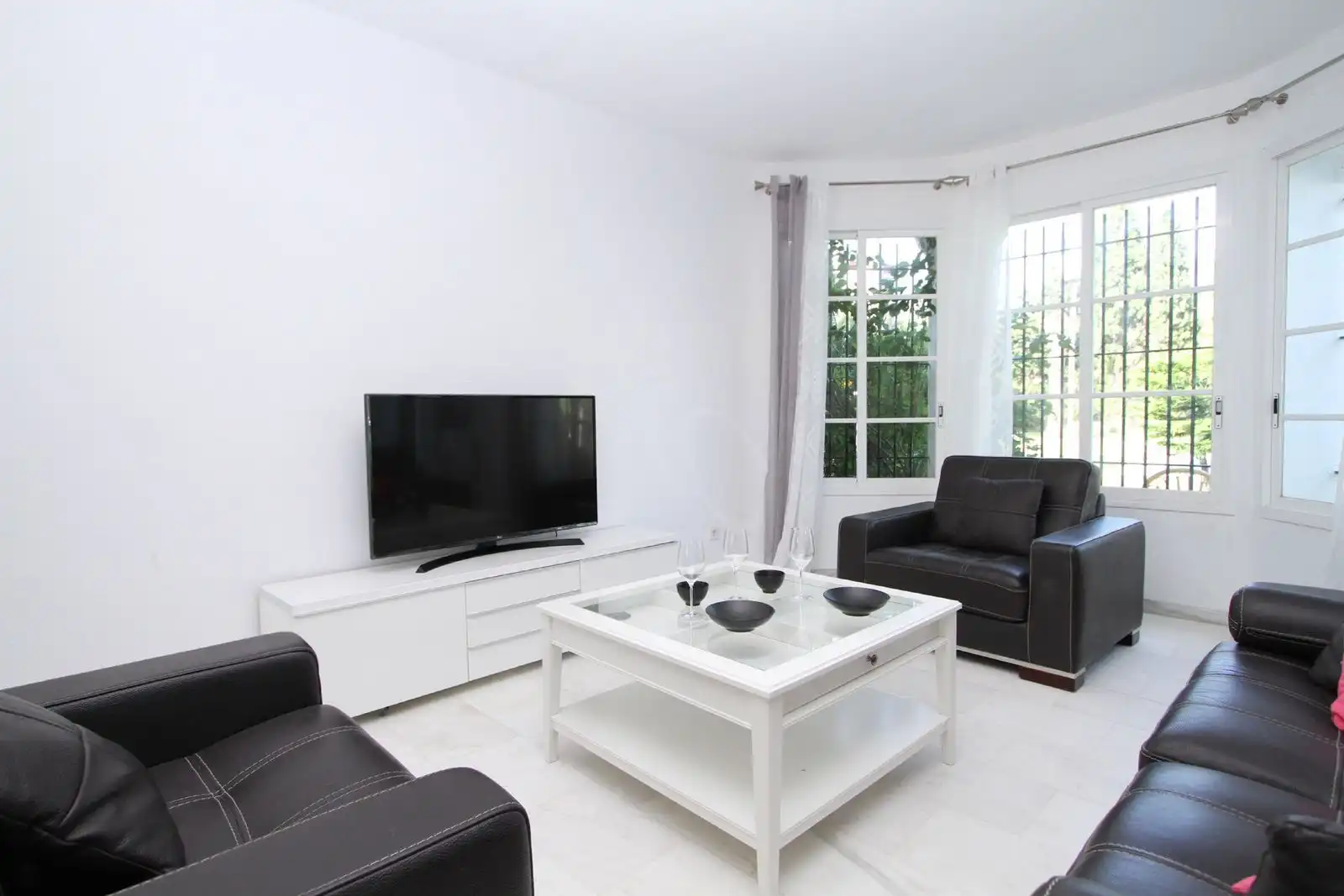 Sala d'estar de Casa adosada en venda en Marbella amb Traster, Moblat i Rentadora