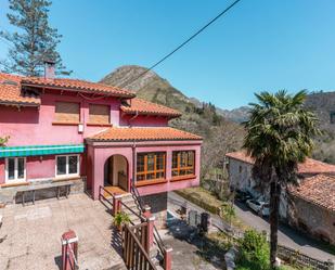 Vista exterior de Casa o xalet en venda en Parres amb Calefacció, Jardí privat i Terrassa