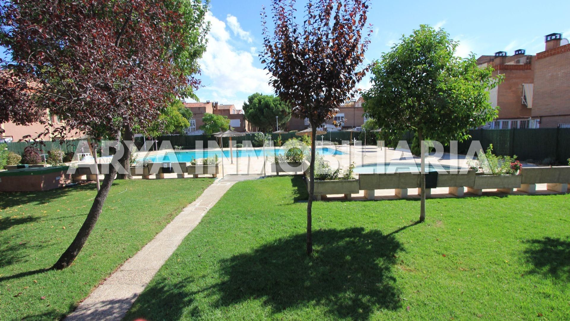 Swimming pool of Single-family semi-detached for sale in Torrejón de Ardoz  with Heating, Terrace and Storage room