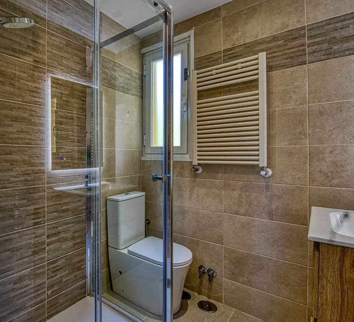 Bathroom of Flat for sale in Madrid