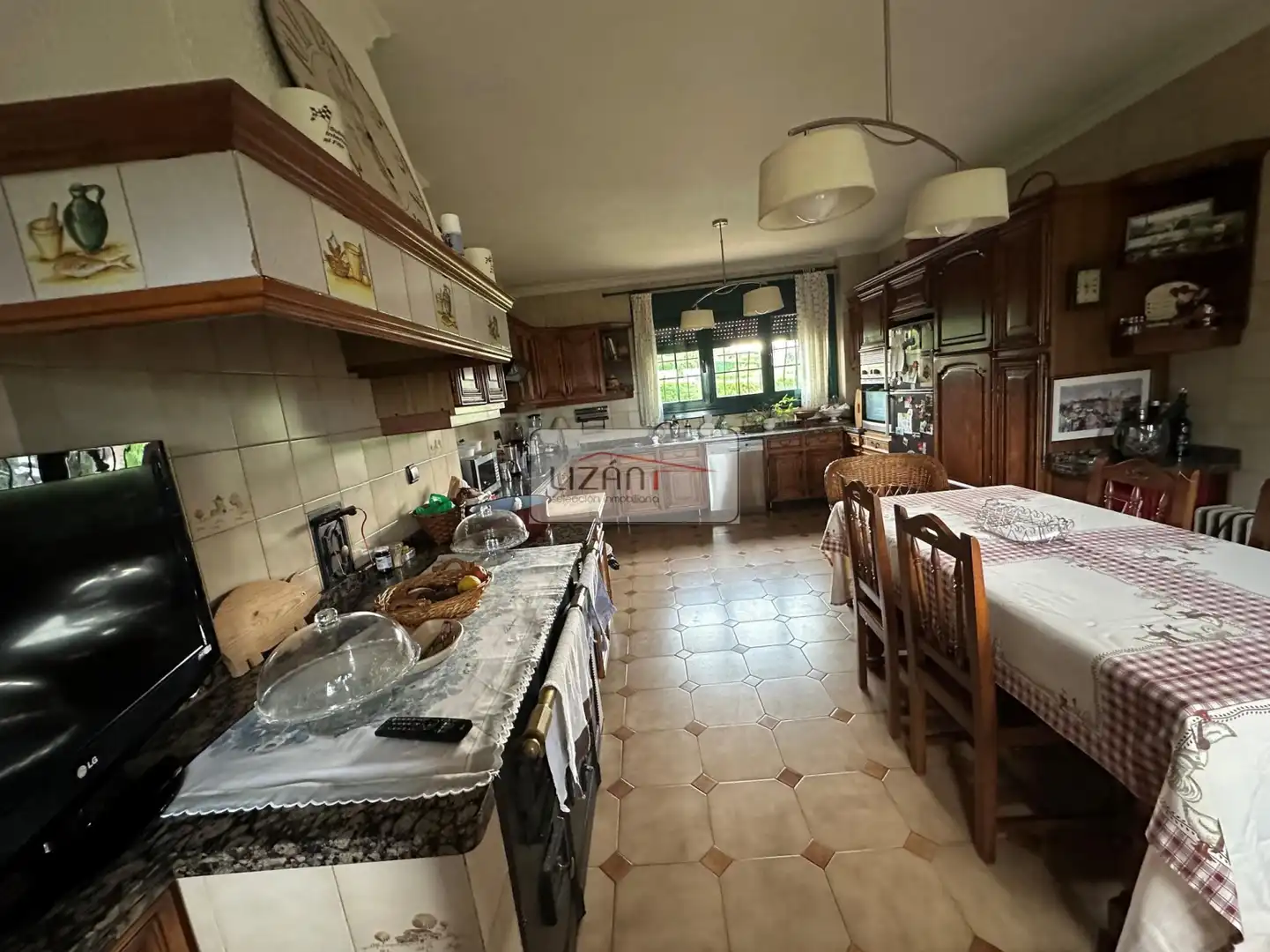 Cuina de Casa o xalet en venda en Oviedo  amb Calefacció, Jardí privat i Terrassa