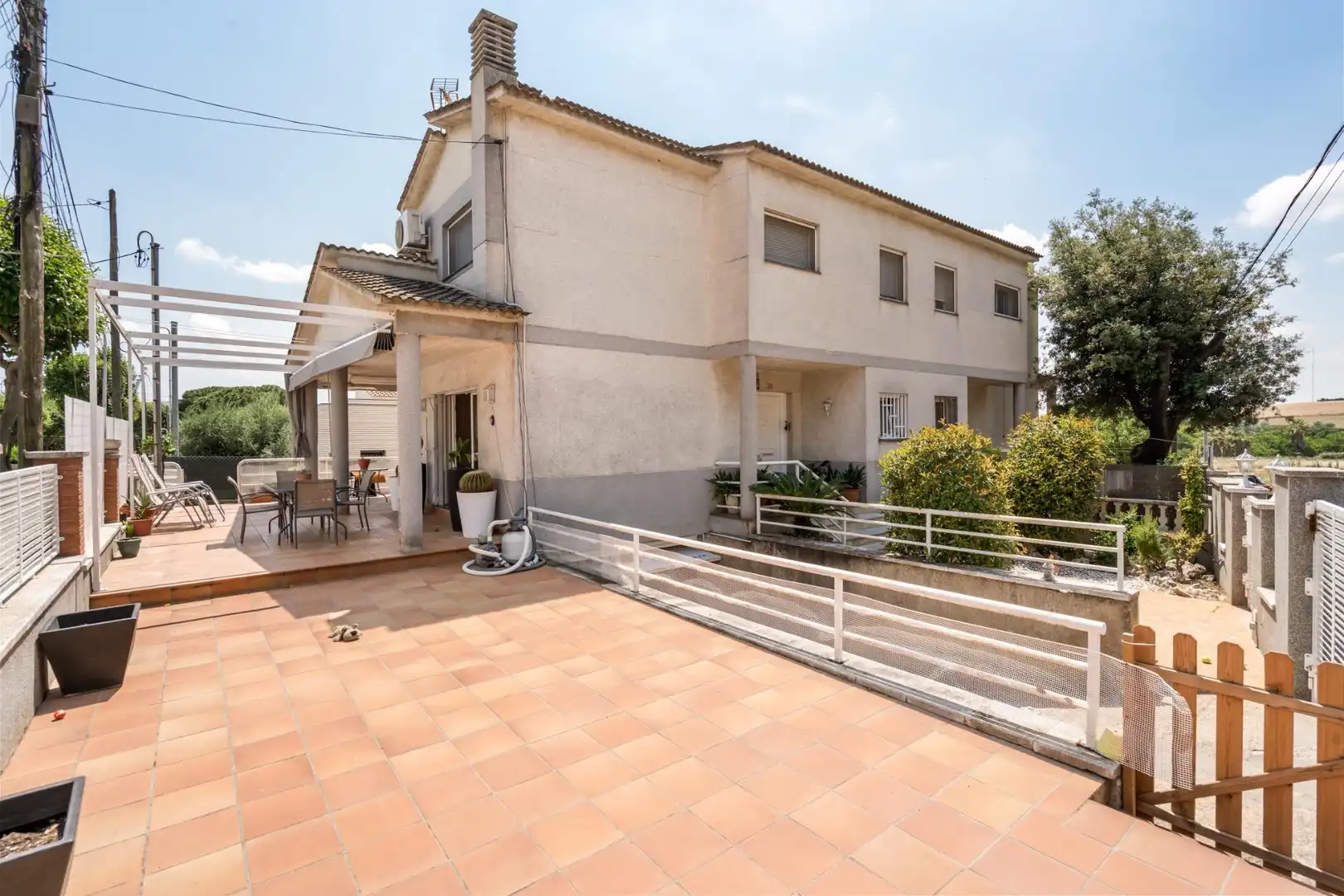 Vista exterior de Casa adosada en venta en Parets del Vallès con Aire acondicionado, Calefacción y Jardín privado