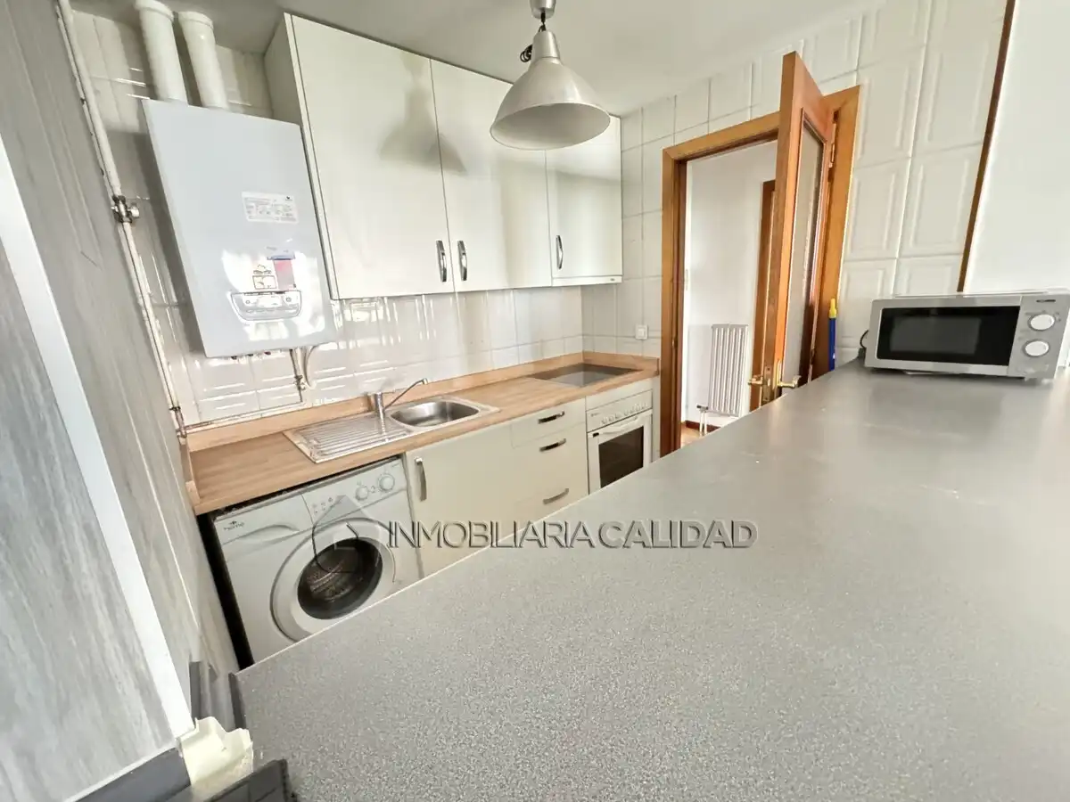Cocina de Piso de alquiler en Burgos con Calefacción, Trastero y Amueblado