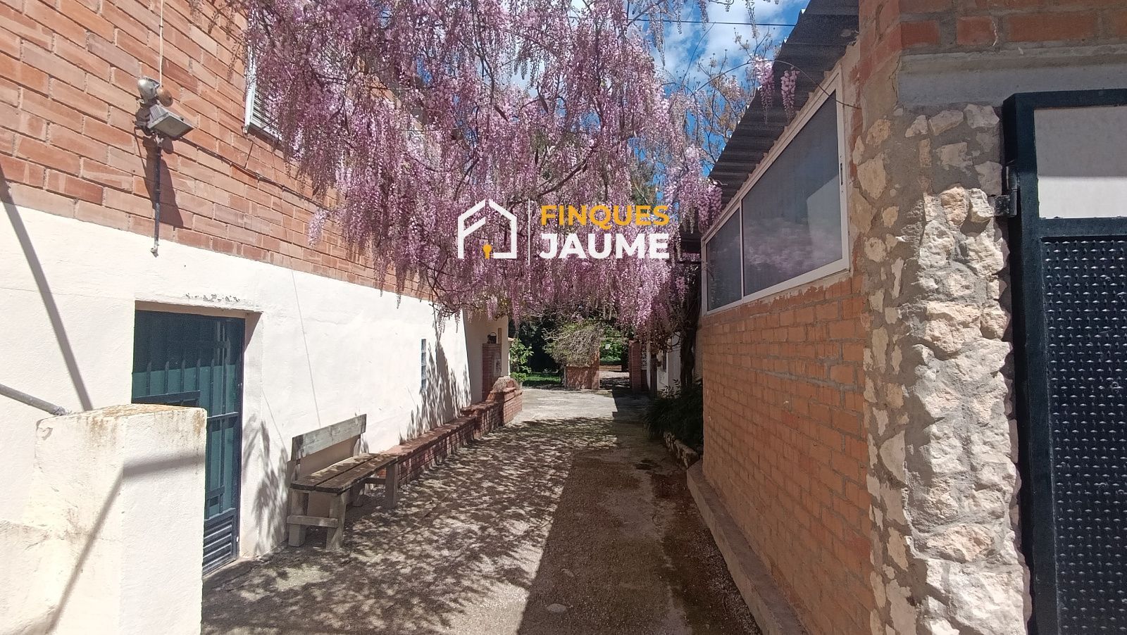Vista exterior de Casa o xalet en venda en Torres de Segre amb Aire condicionat, Calefacció i Jardí privat