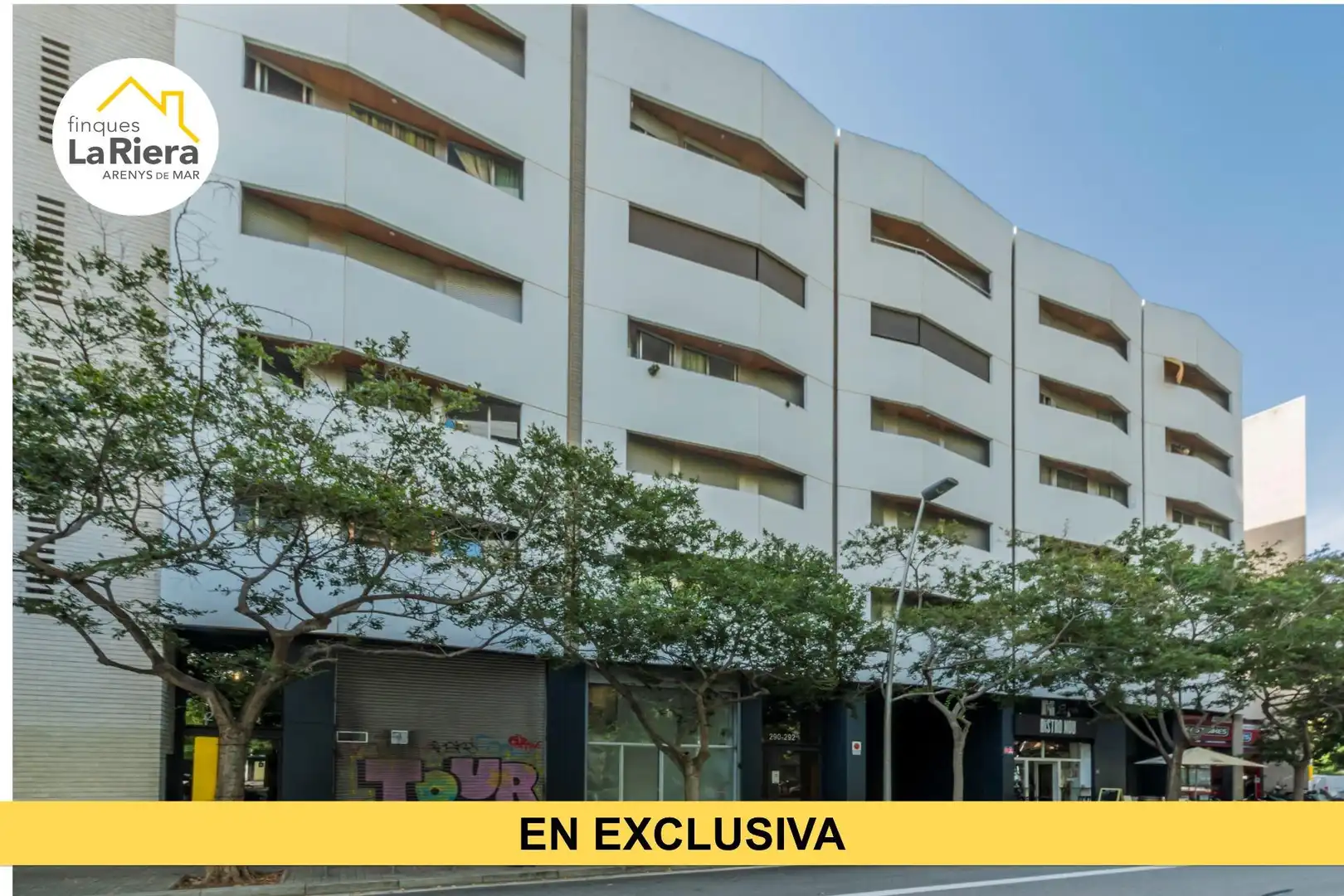 Vista exterior de Local en venda en Barcelona amb Aire condicionat