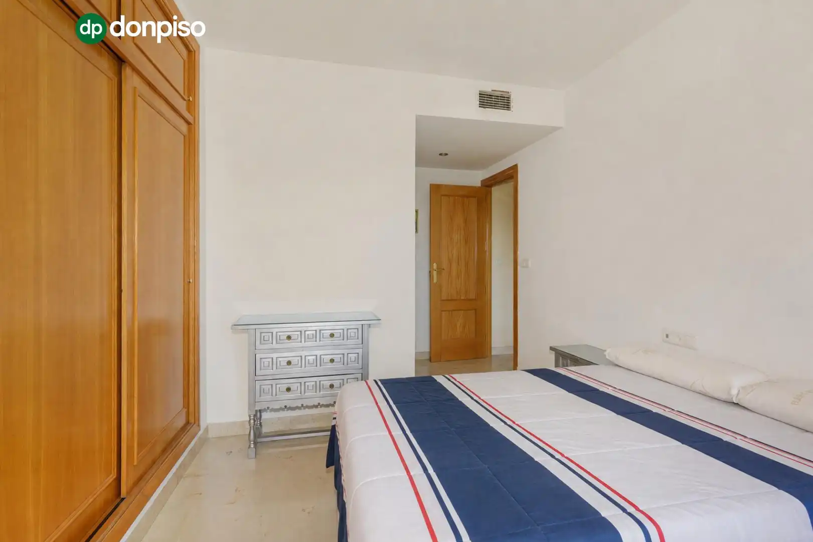 Dormitori de Apartament en venda en Granada amb Piscina comunitària