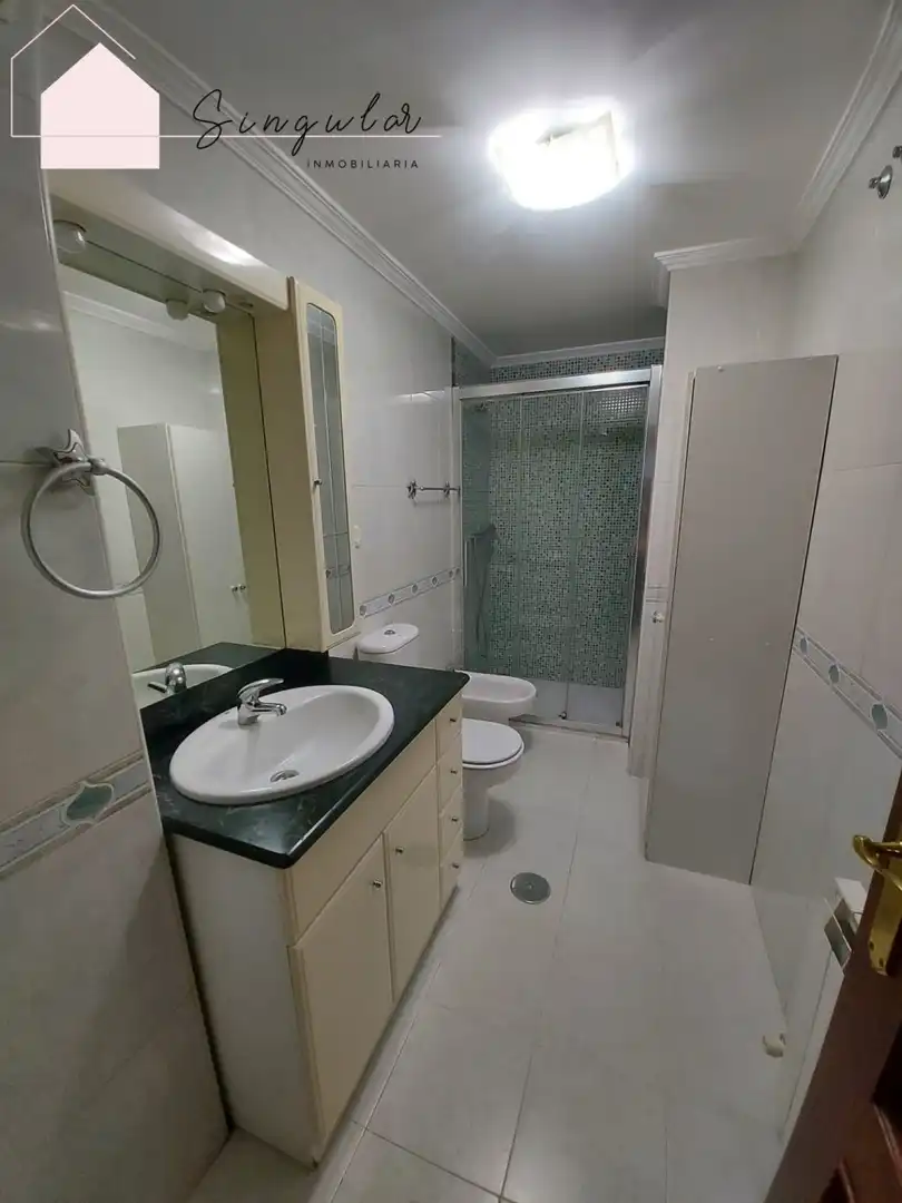 Badezimmer von Wohnung zur Miete in Vigo  mit Heizung, Parkett und Terrasse