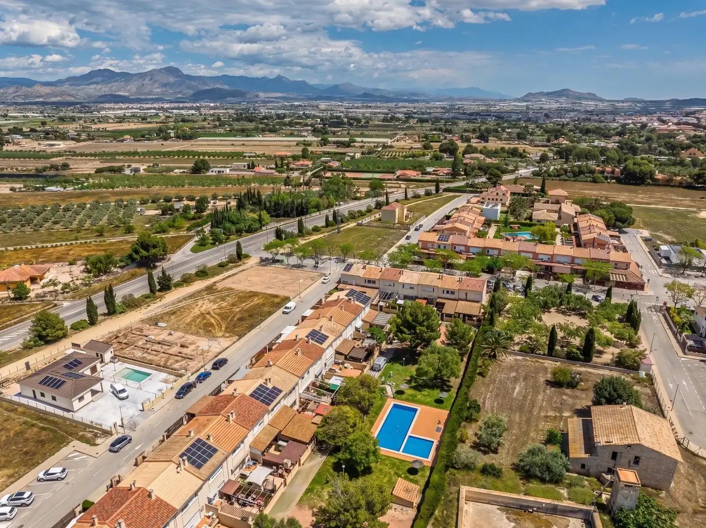 Vista exterior de Casa adosada en venda en Aspe amb Piscina comunitària