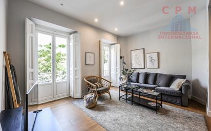 Living room of Flat to rent in  Madrid Capital  with Air Conditioner, Heating and Parquet flooring