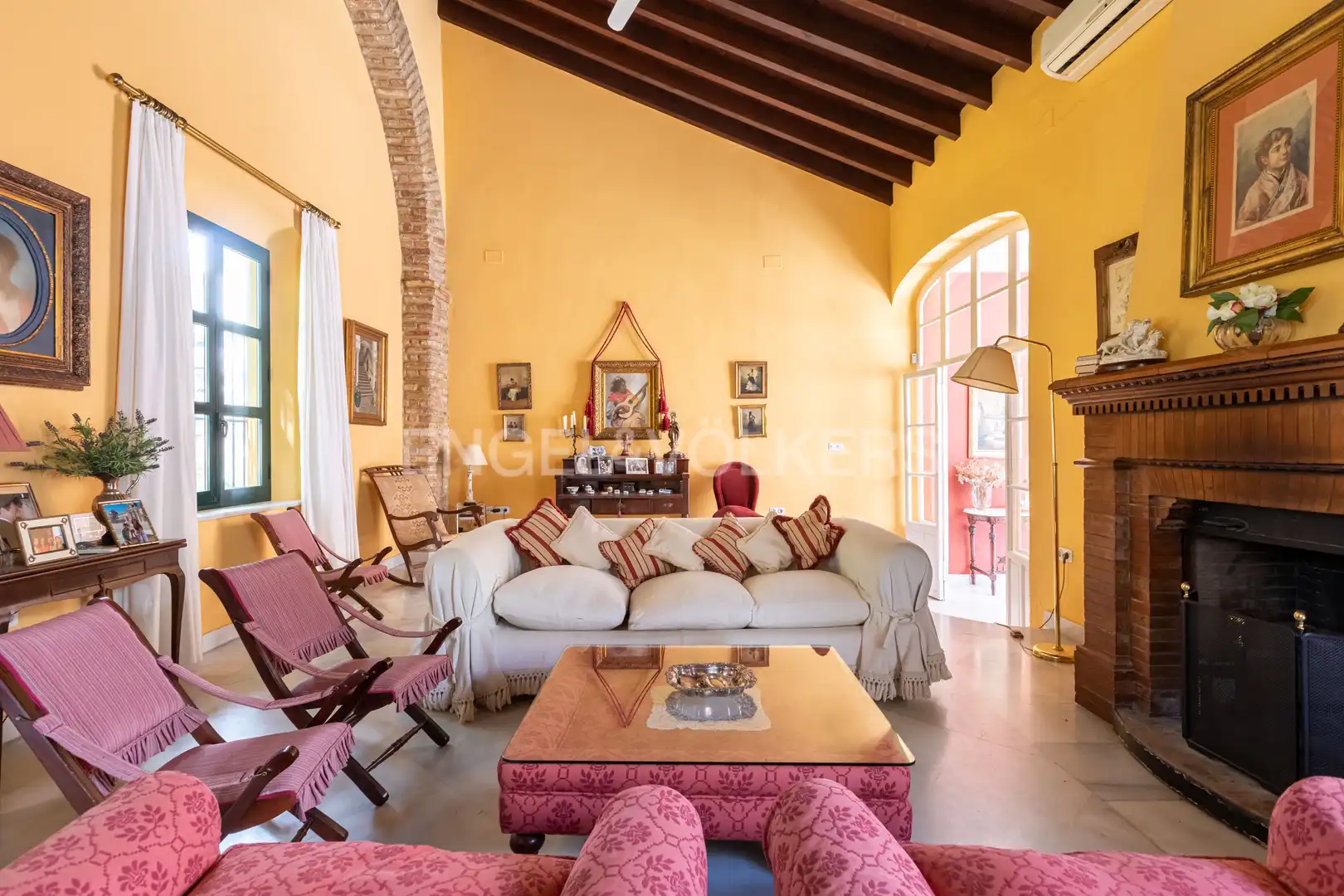Sala de estar de Casa o chalet en venta en Umbrete con Calefacción, Jardín privado y Piscina
