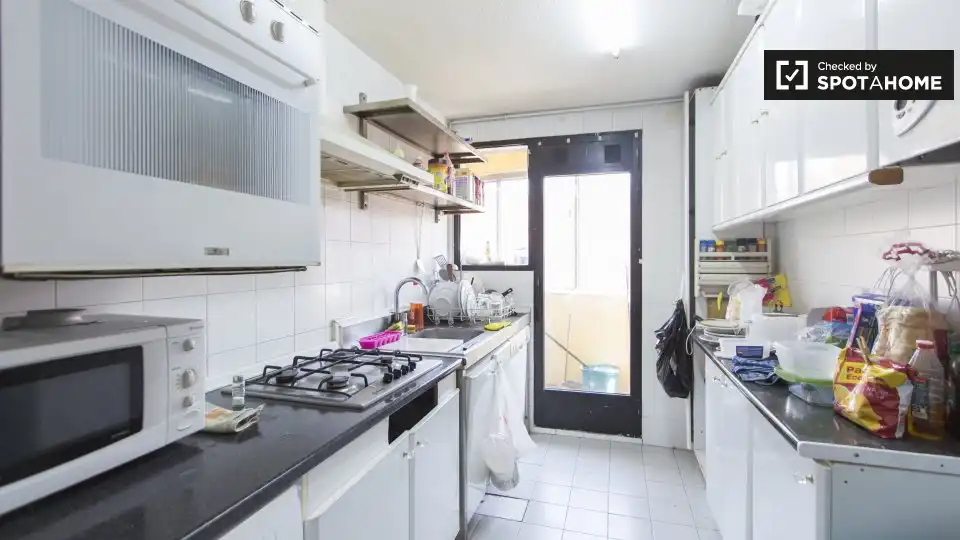 Kitchen of Flat for share in Hortaleza