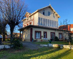 Vista exterior de Casa o xalet en venda en Castrillón amb Calefacció, Jardí privat i Parquet