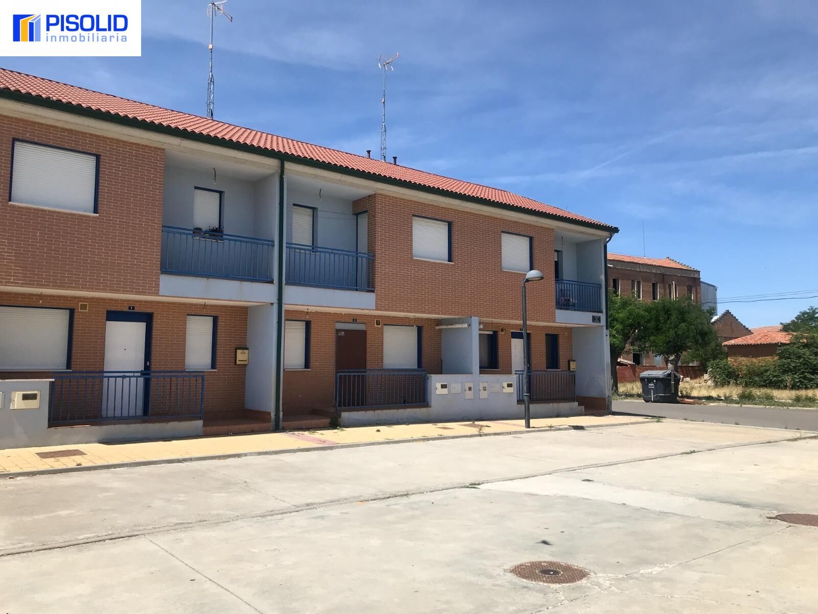 Vista exterior de Casa o xalet en venda en Nava del Rey amb Jardí privat, Terrassa i Balcó