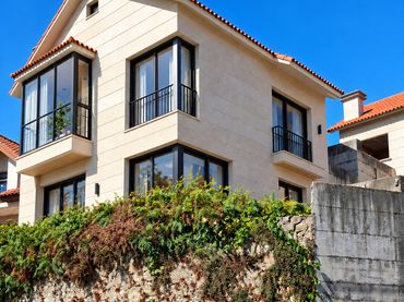 Casa aparellada en venda a Calle Calvar 17